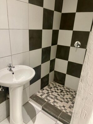 Shower, towels - Newlands Comfortable Abode in Johannesburg (Johannesburg)