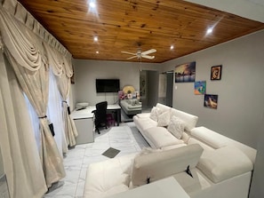 TV - Newlands Comfortable Abode in Johannesburg (Johannesburg)