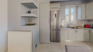 Kühlschrank, Ofen, Geschirrspüler, Wasserkocher mit Kaffee-/Teezubehör