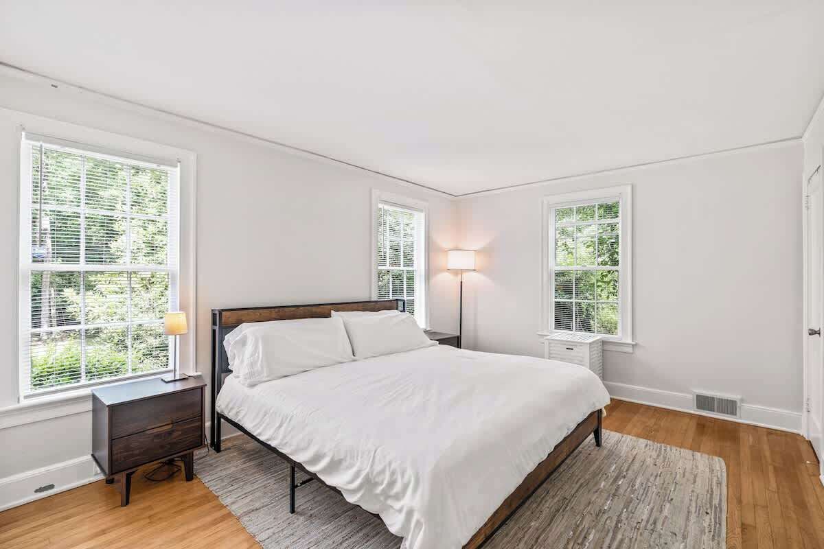 4 bedrooms, iron/ironing board, WiFi, bed sheets