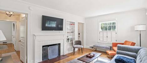 تلفزيون، مدفأة، مكتب