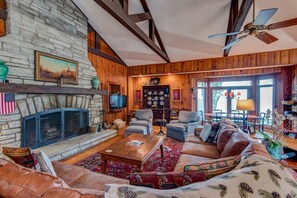 Ferienhaus, Mehrere Betten, Terrasse, Bergblick (Celestial View) | Wohnbereich | Kamin