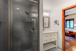 Hus - flere senge - terrasse - bjergudsigt (Celestial View) | Badeværelse | Designertoiletartikler, håndklæder, Toiletpapir