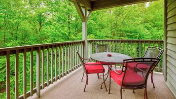 Condo, Berbilang Katil, Pool Access, Mountain View (Chetola: Berkshires 3) | Tempat makan luar