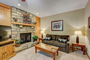 Apartamento, varias camas, acceso a la piscina, vistas a la montaña (Chetola: Berkshires 3) | Zona de estar | Una chimenea