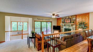 Condo, Berbilang Katil, Pool Access, Mountain View (Chetola: Berkshires 3) | Ruang tamu | Pendiangan