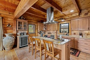 小屋, 多張床, 熱水浴缸, 山景 (Ponderosa 1887) | 私人廚房 | 咖啡機/沖茶器