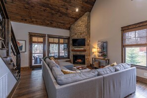 하우스, 침대(여러 개), 온수 욕조, 산 전망 (Overlook Nook at Eagles Nest) | 거실 공간