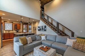 House, Multiple Beds, Hot Tub, Mountain View (Overlook Nook at Eagles Nest) | Living area - Overlook Nook at Eagles Nest (Elk Park)