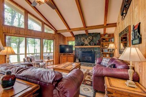 ハウス ベッド (複数台) スパ浴槽 マウンテンビュー (Love to Beech) | リビング エリア | 暖炉