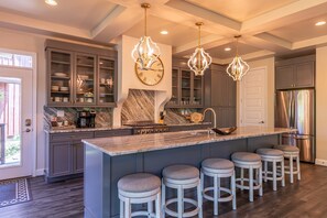 Casa, várias camas, banheira de imersão, vista para a montanha (Natures Blessings at Elk Creek) | Cozinha privada | Cafeteira/chaleira