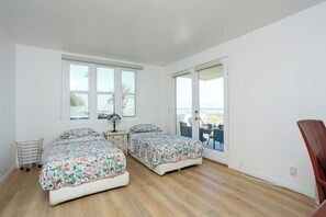 6 bedrooms, WiFi, bed sheets - Best location in Coronado!!!
Message for special short term and long term rates. (Coronado)