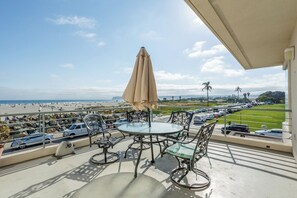 Outdoor dining - Best location in Coronado!!!
Message for special short term and long term rates. (Coronado)
