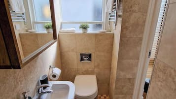 Doccia, asciugacapelli, asciugamani, sapone