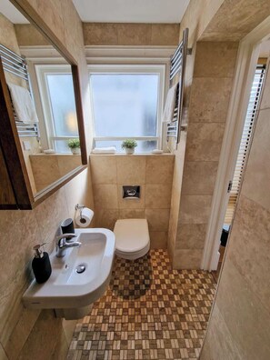 Dusj, hårføner, håndklær og såpe