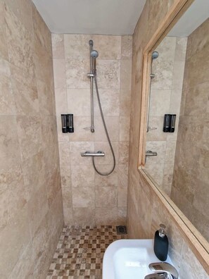Dusche, Haartrockner, Handtücher, Shampoo