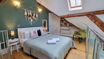 Iron/ironing board, travel cot, WiFi, bed sheets
