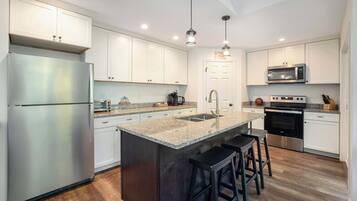 Geladeira, micro-ondas, fogão, cooktop