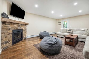 Televisión, chimenea, oficina