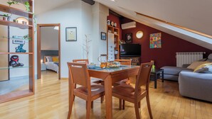 A cozy apartment with a dining area, a living room, and a kitchen. - Belfiore Apartment by Wonderful Italy (Turin)