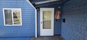 Exterior detail - Bear`s Den *ATV Access*Walk to Town/Bars/Restaurants*A/C*Pet Friendly (Greenville)