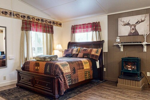 Bear`s Den *ATV Access*Walk to Town/Bars/Restaurants*A/C*Pet Friendly