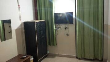 In-room safe, desk, laptop workspace, free WiFi