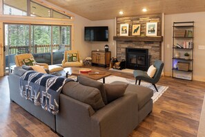 智能电视、壁炉、电子游戏、书