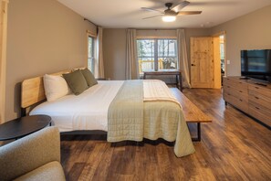 5 bedrooms, desk, iron/ironing board, travel cot