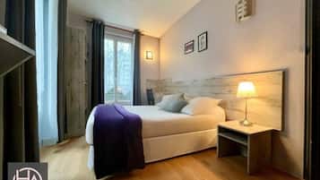 Chambre Double Classique, 1 lit double, vue Cloys | Desk, laptop workspace, free WiFi, bed sheets