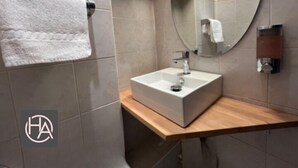 Chambre Classique, 2 lits une place, vue Ordener | 浴室 | 淋浴設備、吹風機、毛巾、肥皂