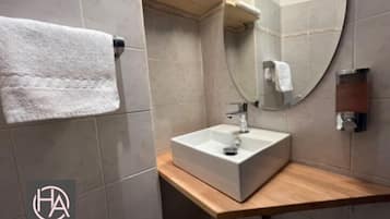 Chambre Classique, 2 lits une place, vue Ordener | Bathroom | Shower, hair dryer, towels, soap