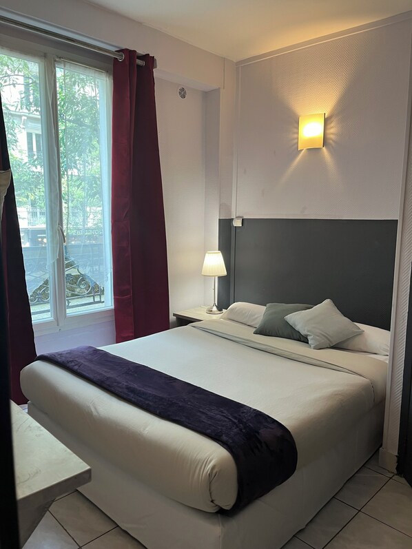 Bureau, espace de travail pour ordinateur portable, Wi-Fi gratuit