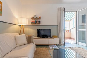 ハウス バルコニー ヒルビュー | リビング エリア | 32 インチのスマートテレビ (ケーブル放送視聴可)