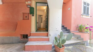 A building entrance with a set of stone steps leading to a door marked with the number 43. - Emma House, Terrace and Sea View, Moneglia (Moneglia)