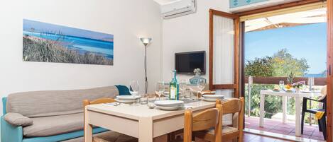 Standard Townhome, Multiple Bedrooms (Casa La Boa) | Dining