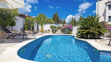 Een seizoensgebonden buitenzwembad