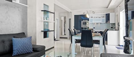 Villa de luna de miel, varias habitaciones (Villa Bianco Nero) | Área de sala de estar | Televisión de pantalla plana de 21 pulgadas con canales vía satélite
