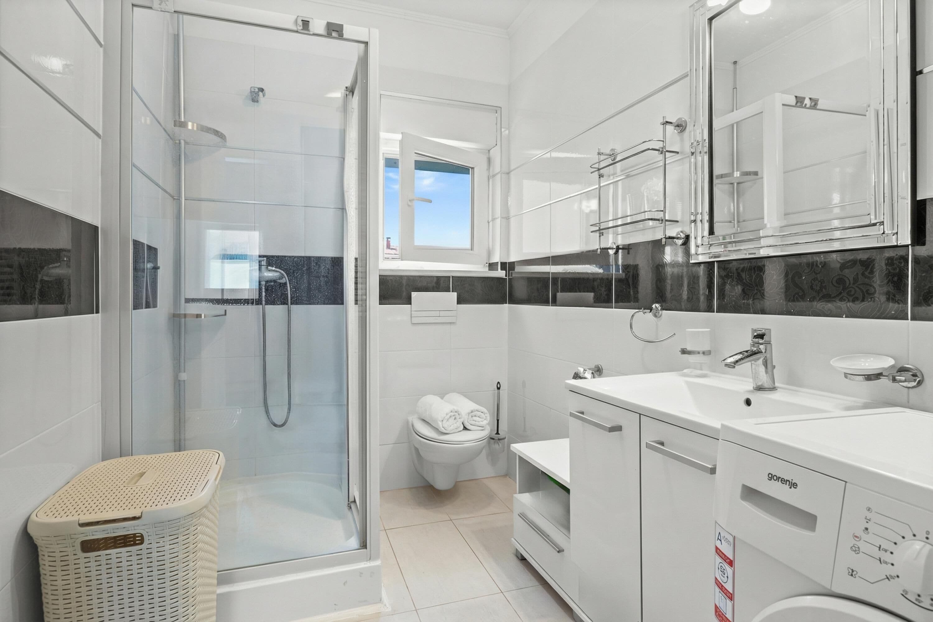 Villa pour lune de miel, plusieurs chambres (Villa Bianco Nero) | Salle de bain | Baignoire et douche séparées, séchoir à cheveux, serviettes fournies