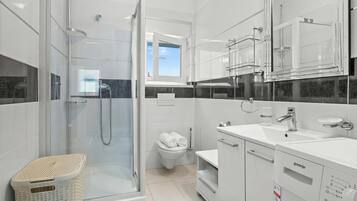 Honeymoon villa, meerdere slaapkamers (Villa Bianco Nero) | Badkamer | Een aparte badkuip en douche, een haardroger, handdoeken, zeep