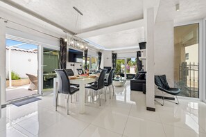 Dining - Villa Bianco Nero (Pula)