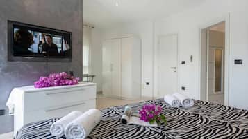 Honeymoon villa, meerdere slaapkamers (Villa Bianco Nero) | 3 slaapkamers, een laptopwerkplek, een strijkplank/strijkijzer