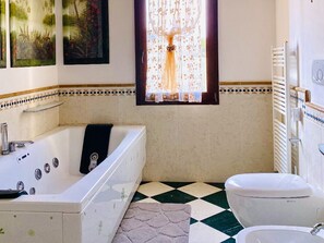 Asciugacapelli, bidet, asciugamani, sapone