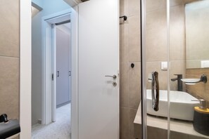 Een douche, een haardroger, handdoeken, zeep