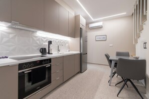 Fridge, oven, stovetop, coffee/tea maker