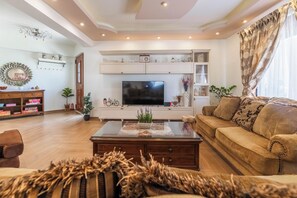 Smart TV - Kira's Lovely Villa Massari (53HF+C3X Masari, Greece)