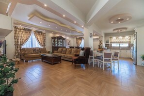 Smart TV - Kira's Lovely Villa Massari (53HF+C3X Masari, Greece)