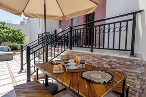 Outdoor dining - Kira's Lovely Villa Massari (53HF+C3X Masari, Greece)