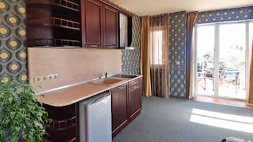 Comfort Studio, Balcony, Pool View | Private kitchen | Fridge, stovetop, cookware/dishes/utensils
