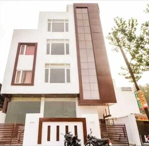 Front of property - The Gayatri Palace (Lucknow)